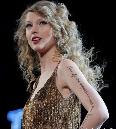泰勒斯威夫特手臂英文字母纹身图片