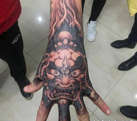 手背个性唐狮纹身图案