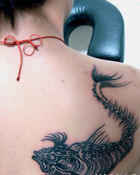 个性的鱼骨背部纹身图案