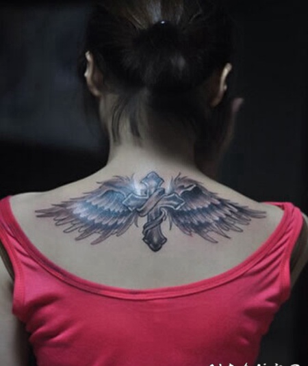 背部带翅膀的十字架纹身图案