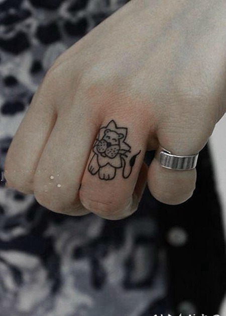手指上可爱的卡通狮子纹身图案