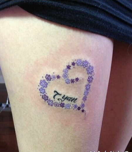 美女大腿上精美的花朵心形纹身图案