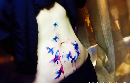 女生腹部唯美泼墨蝴蝶纹身图片