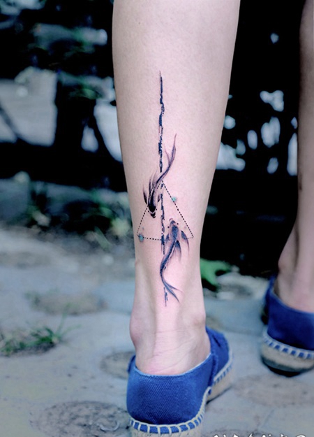 小腿几何梦幻双鱼纹身图片