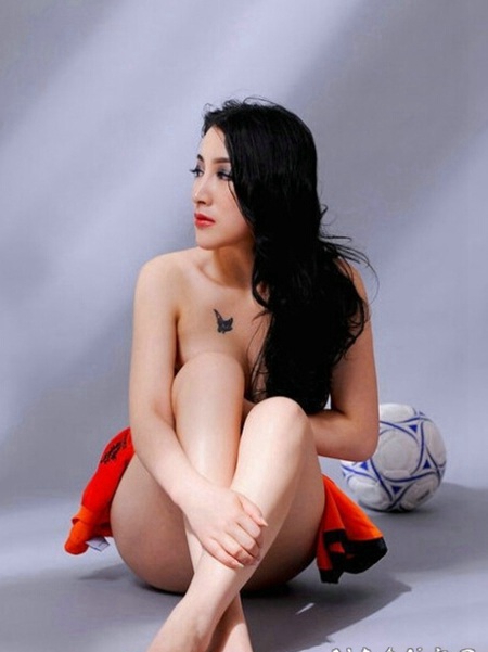 足球宝贝嫩模沈璐胸部蝴蝶纹身图片