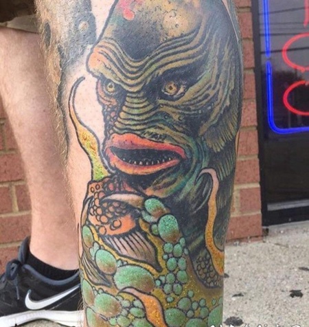 男性小腿上彩色的魔鬼纹身图片