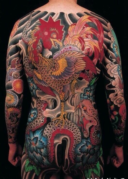 满背公鸡与蛇花朵霸气彩绘纹身图片
