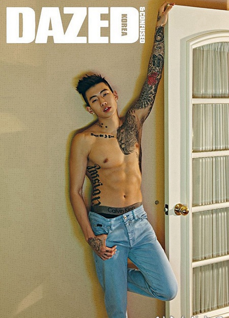 朴宰范杂志半裸出镜手臂彩绘纹身图片