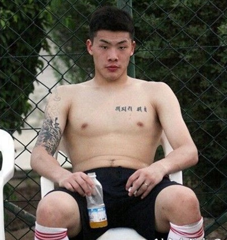 王大雷胸部韩文刺青图案