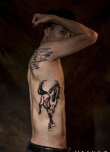 腰部草原上奔腾马纹身图案