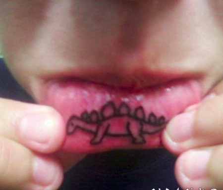 下嘴唇简单个性线条纹身花体英文字单词纹身图案