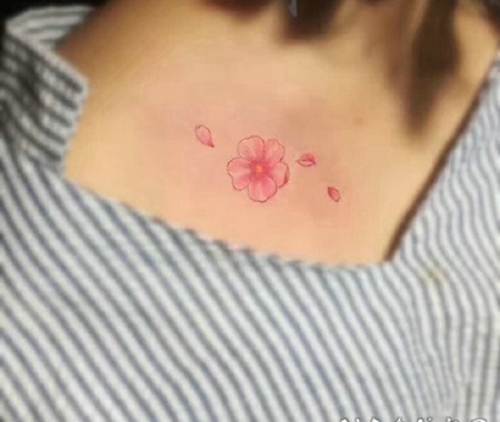 锁骨处小清新唯美花朵纹身刺青