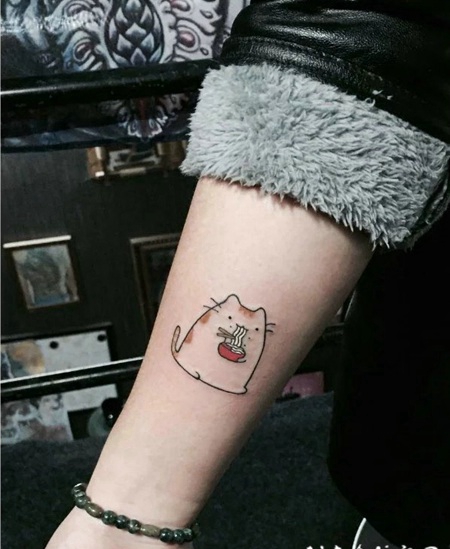 手臂一只可爱简约卡通皮丘纹身图案