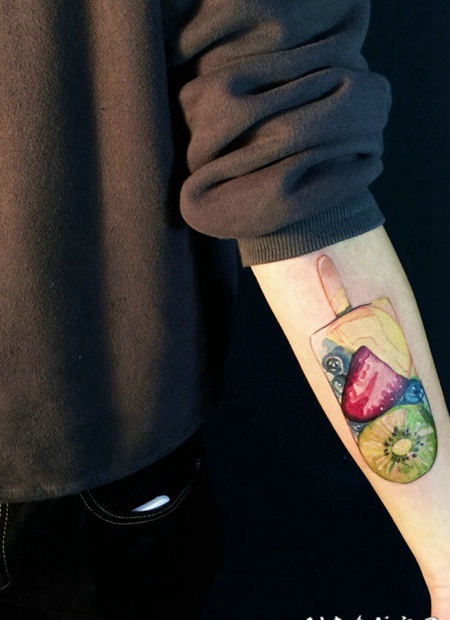时尚男孩手臂彩色水果冰棍纹身图案