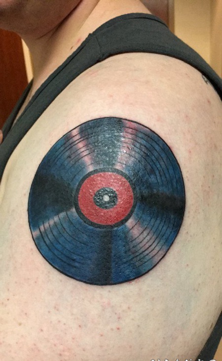 手大臂上个性的大唱片纹身图片