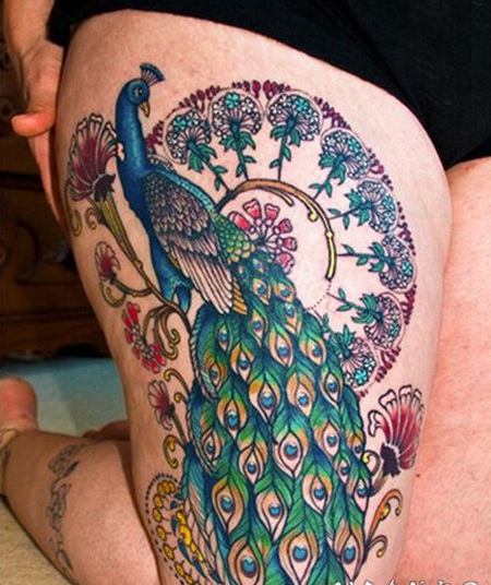 女性大腿精美时尚好看的孔雀花卉彩色纹身图片