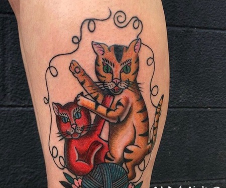 小腿上的红黄色两只可爱的猫纹身