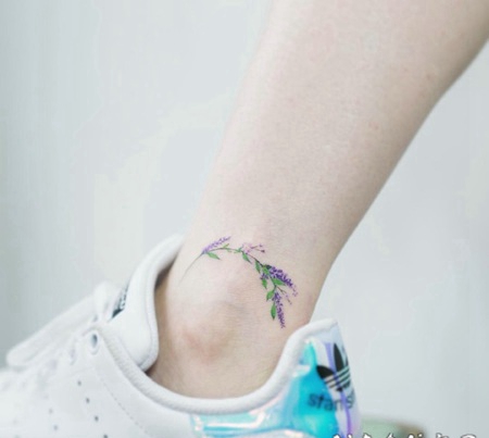 运动女孩脚踝上的唯美花朵纹身图案
