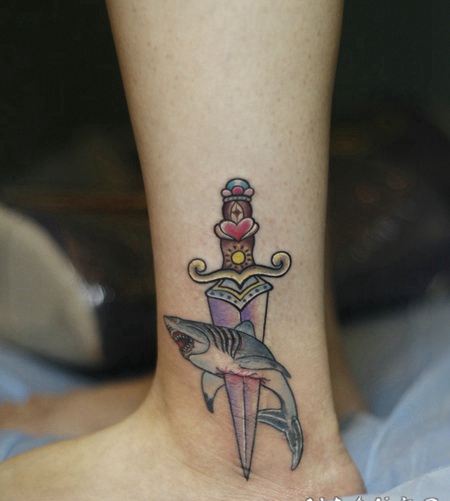 匕首穿刺鲨鱼小腿部纹身图案