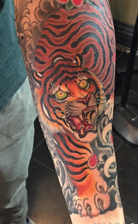 帅气的花臂写实风格老虎纹身