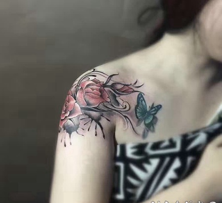 女生肩部彩色花朵与蝴蝶纹身图案