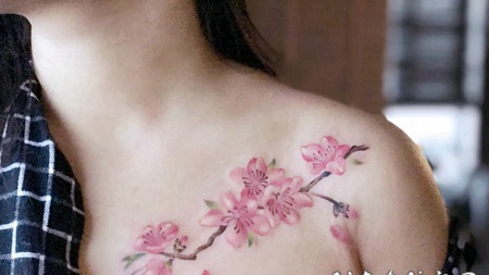 长发性感美女锁骨梅花纹身图案