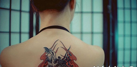 后背创意血鸟纹身图案