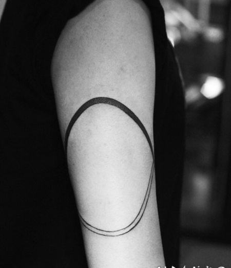 手臂个性简约两条黑白线纹身图片