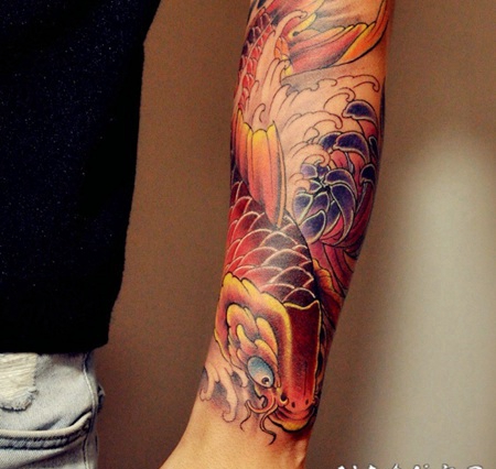 男士手臂传统彩色鲤鱼纹身图片