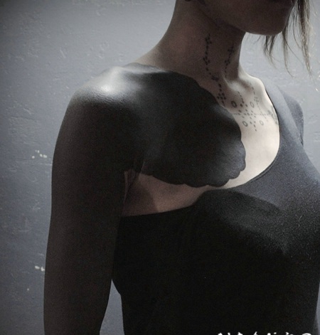 超期霸气的全黑半甲纹身图案