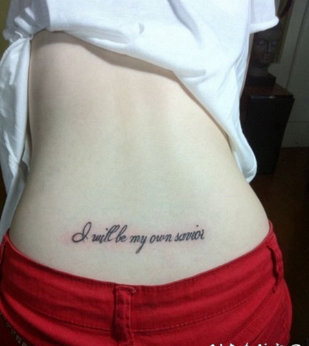 女性后腰英文字母刺青图片