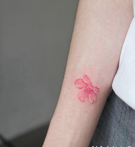 女孩手臂唯美花瓣纹身图案