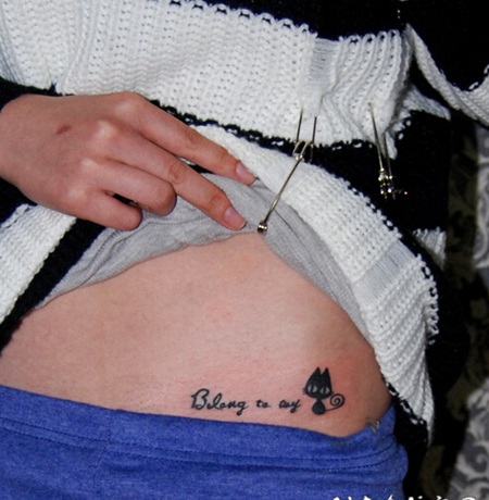 女生腹部猫咪字母纹身图片