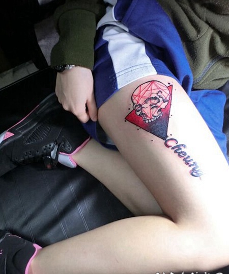 创意几何骷髅字母大腿纹身图片