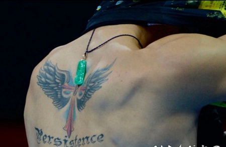 张继科裸身大秀后背十字架翅膀英文纹身图片