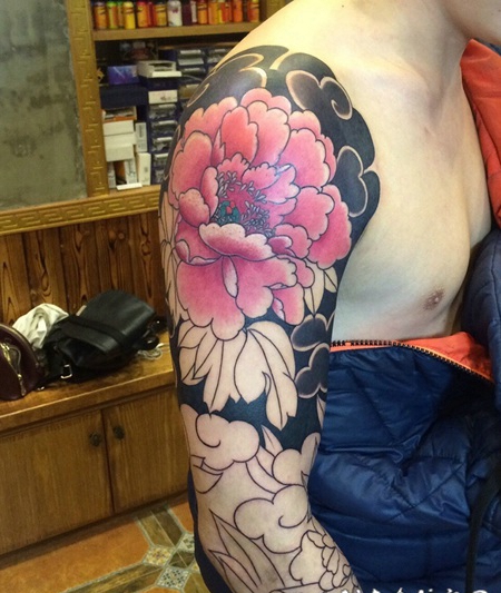大臂夺人眼球的彩色牡丹花纹身图案