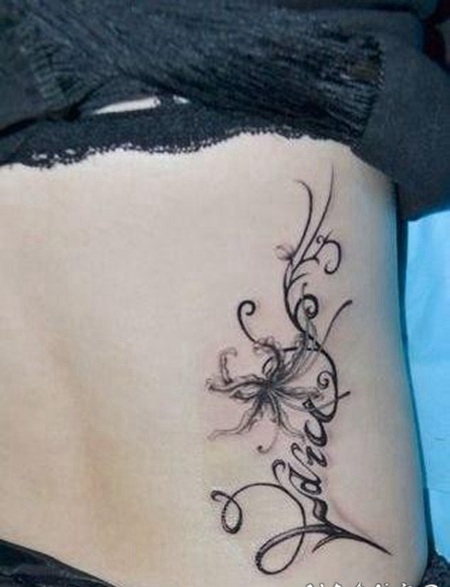 美女腰部精美的彼岸花与字母藤蔓纹身图片