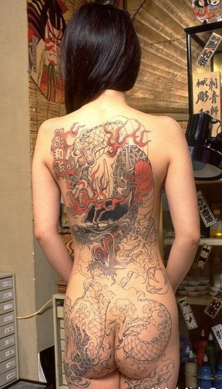 女生后背霸气龙纹身图案