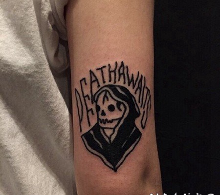 手臂个性另类的骷髅字母纹身图片