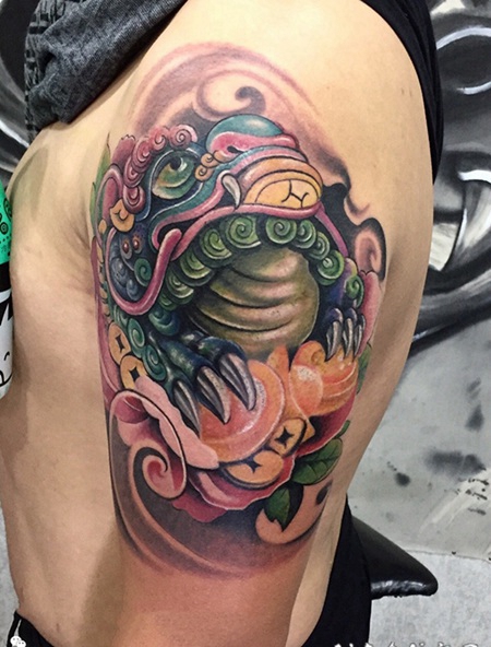 手臂个性招财金蟾彩绘纹身图片