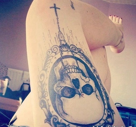 性感美腿上时尚的骷髅十字架纹身图案