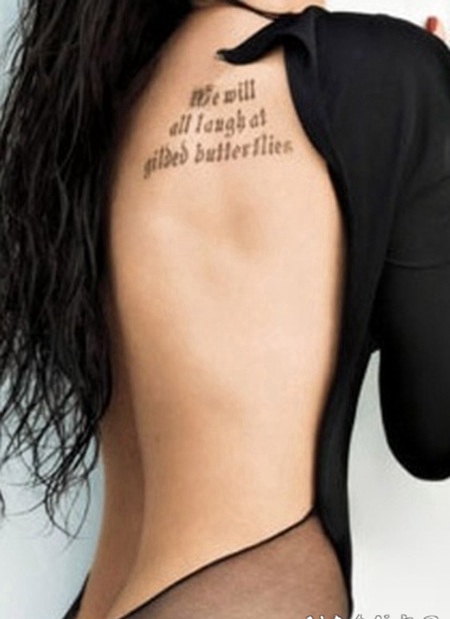 梅根福克斯背部性感英文字母纹身