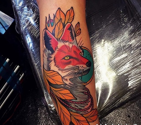 手臂孤傲的狼彩绘狼刺青图片