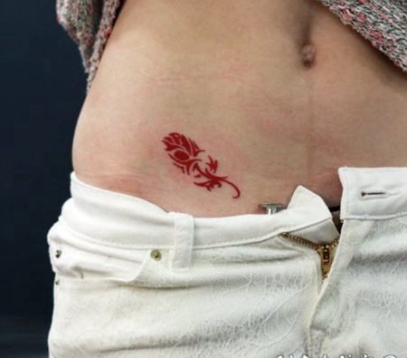 腹部美丽红色羽毛图腾纹身图案