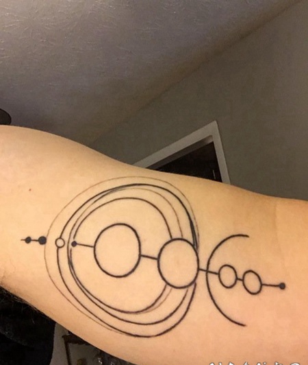 手臂上黑色简单个性线条纹身星球小宇宙纹身图片