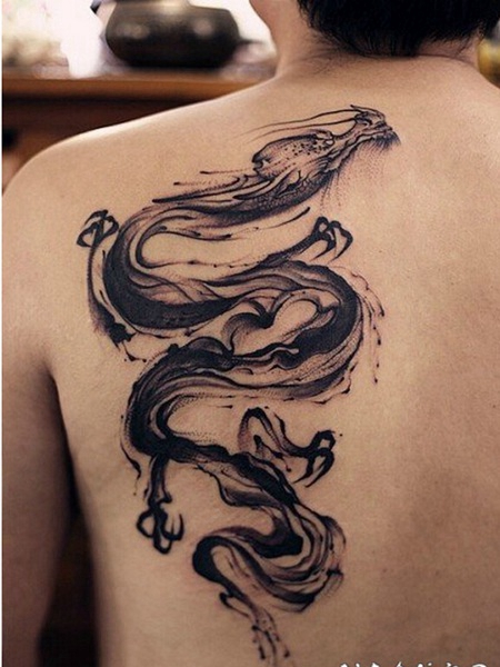 背部唯美时尚的黑白水墨龙纹身图片