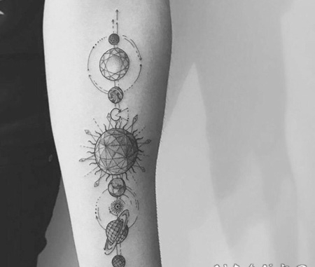 手臂上黑色太阳系纹身星球纹身水墨花臂图片