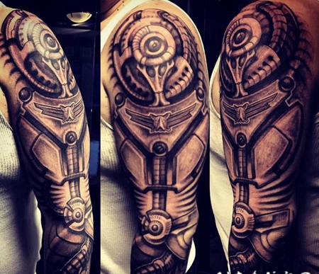 男子霸气的花臂生物机械纹身