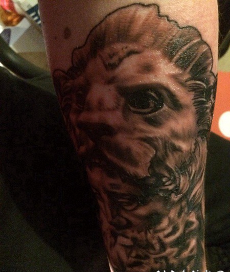 小腿上的黑灰色赫拉克勒斯狮子纹身