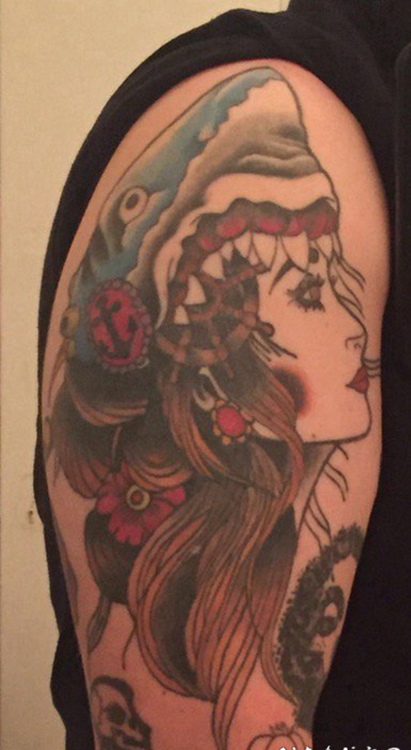 右手大臂膀上的漂亮鲨鱼头饰女子纹身